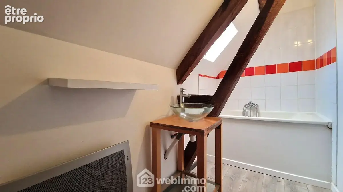 La salle de bains de 5m² avec une baignoire et un meuble vasque