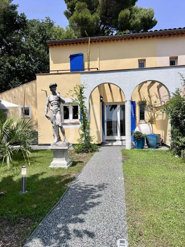 Charmante maison rénovée avec jardin, terrasse et piscine en résidence – Cannes La Bocca - photo 16