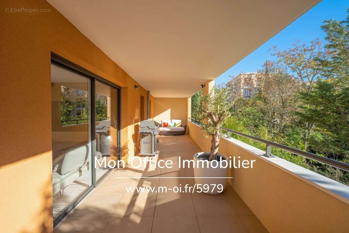 Référence : 5979-JHO. - Appartement 3 pièces de 115 m² avec terrasse de 60 m² à Aix-en-Provence - photo 9