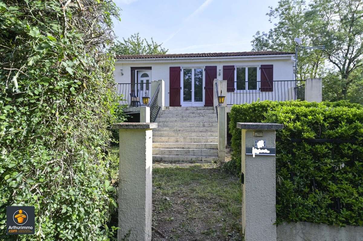 Maison à FRONTENAY-ROHAN-ROHAN