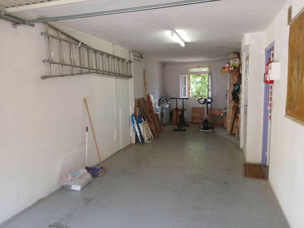 Villa sur 3 faces , 3 niveaux, 5 chambres , 2 bains, jardin , garage et parking. - photo 38