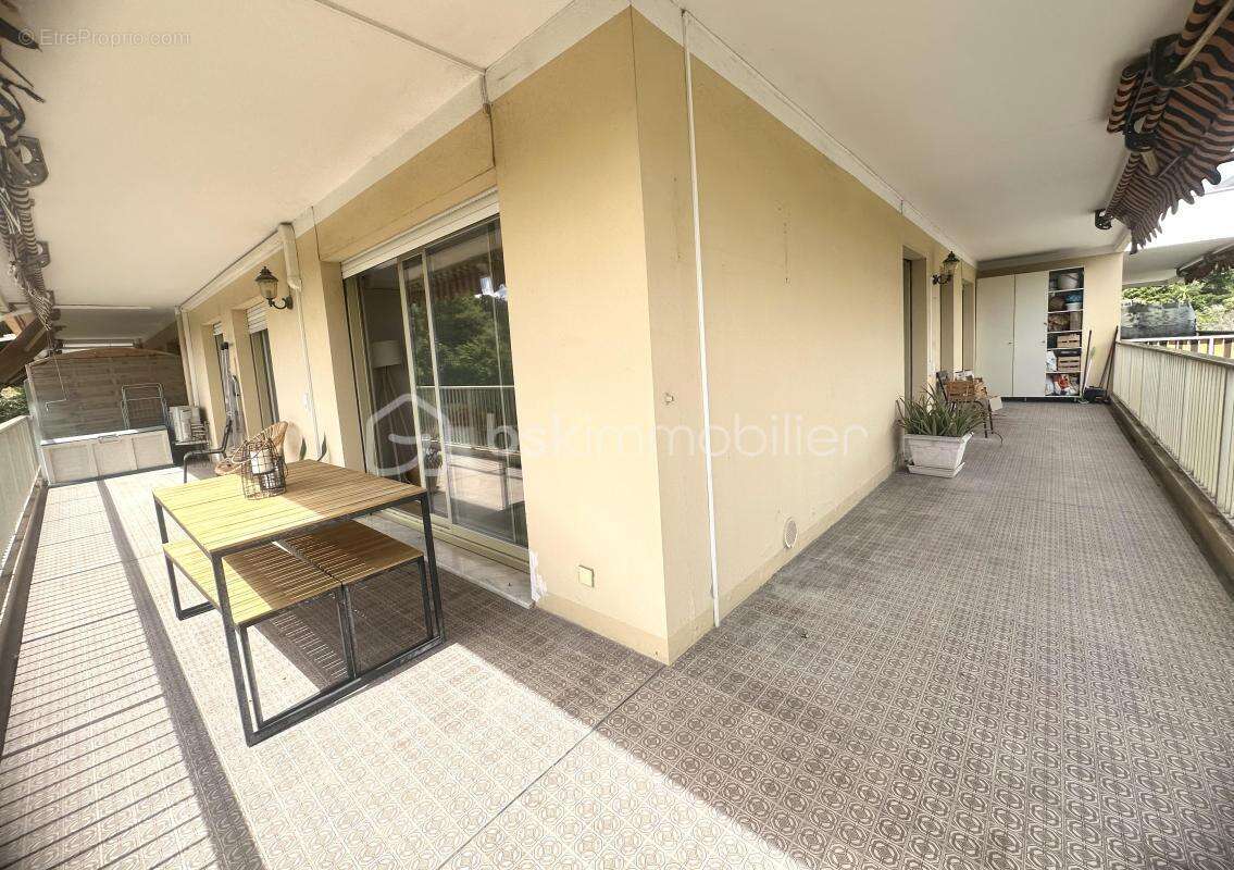 Vence - dernier étage - 4p recement renové  - terrasse xl 42m2  - vue panoramique verdure, mer et montagnes - garage, parking et - photo 12