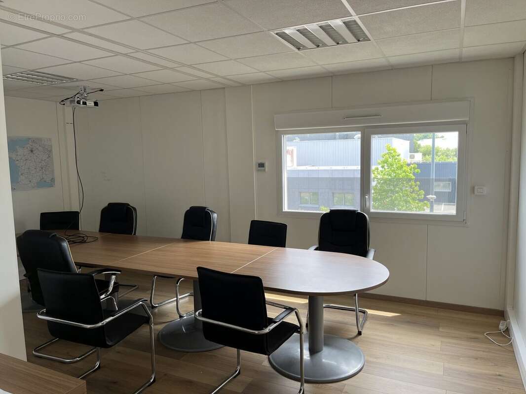 Commerce 641 m² à Bruz  - photo 4
