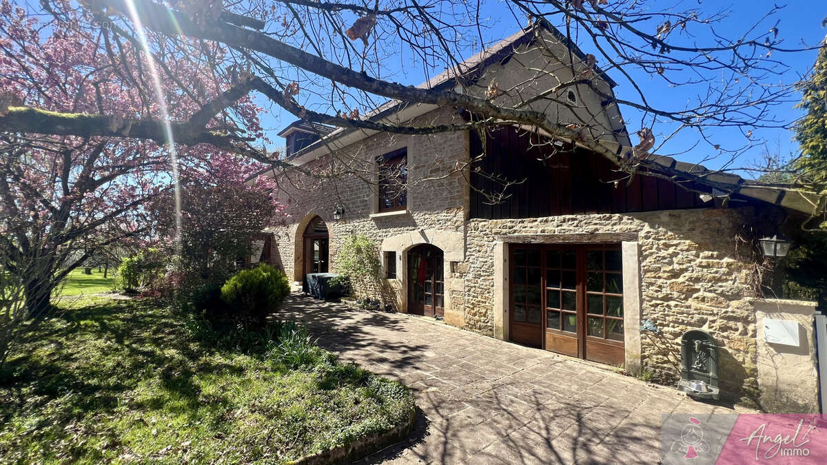 Maison en pierre de caractère 245 m2 5 chambres beaux volumes DPE C - photo 16