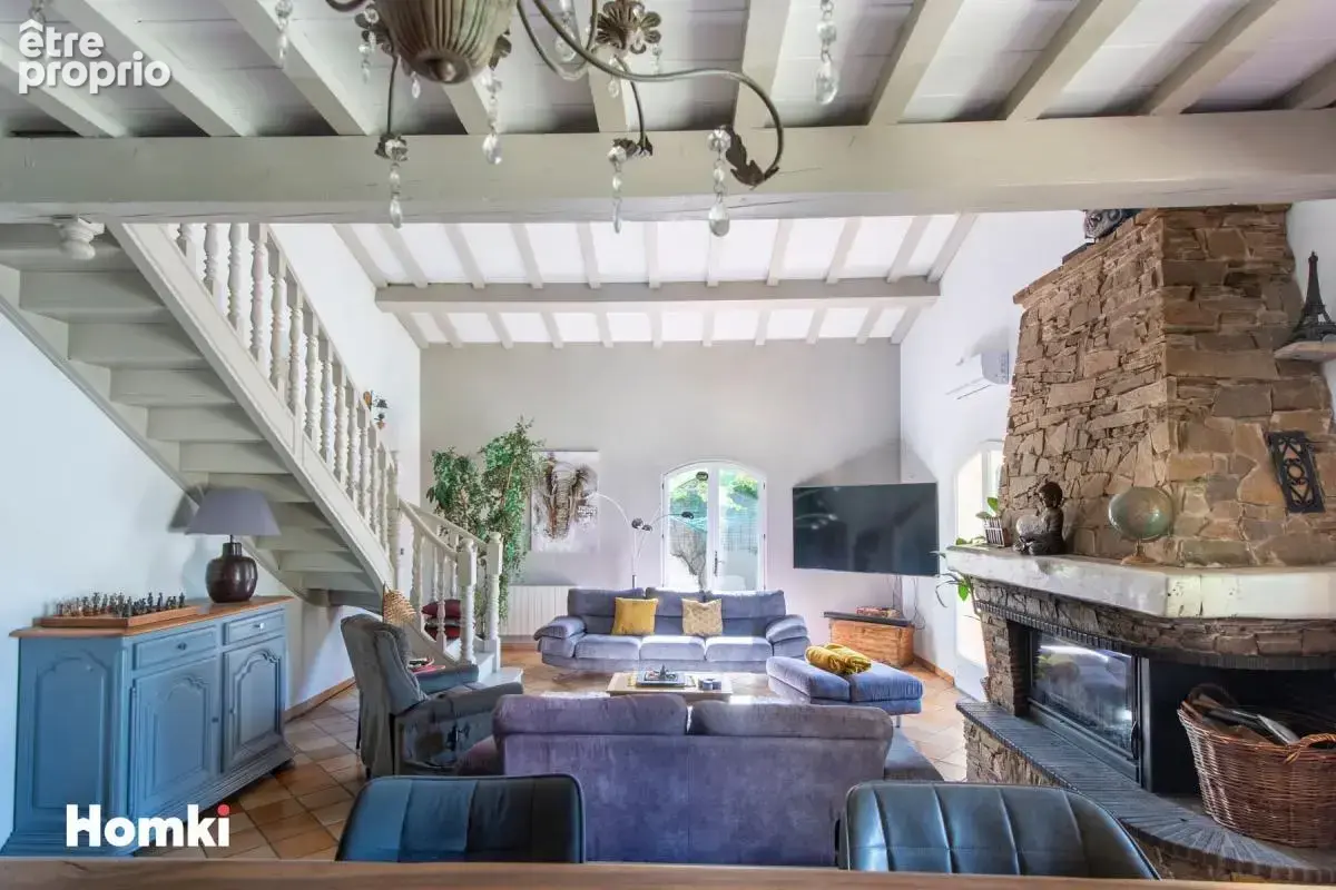 MARIGNANE – Maison familiale authentique 8 pièces 200m² avec piscine - photo 6