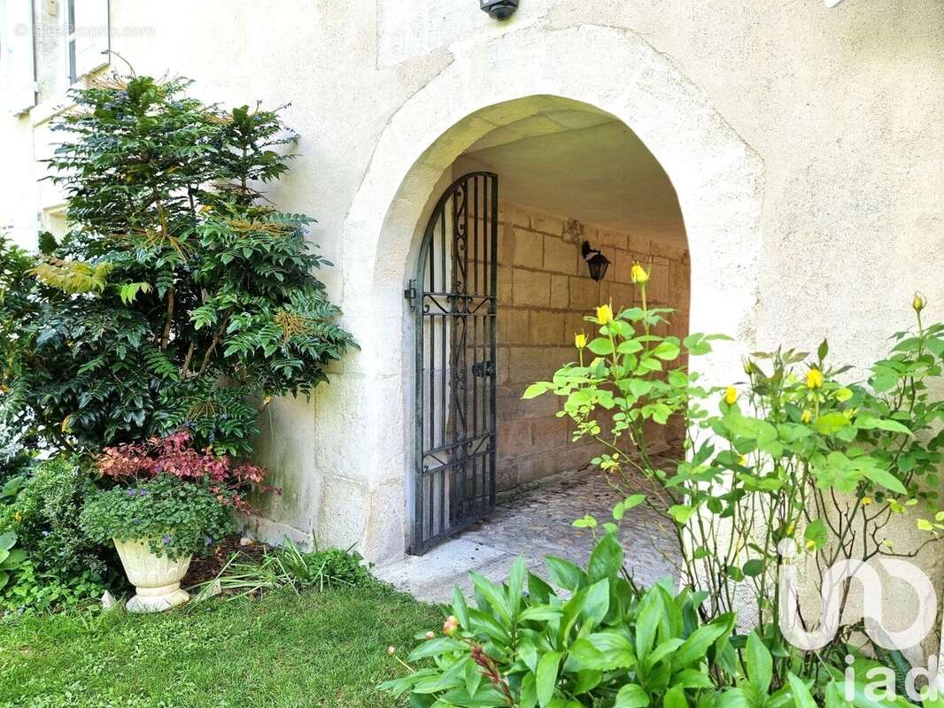 Maison 410 m² à Bourg-Charente  - photo 2