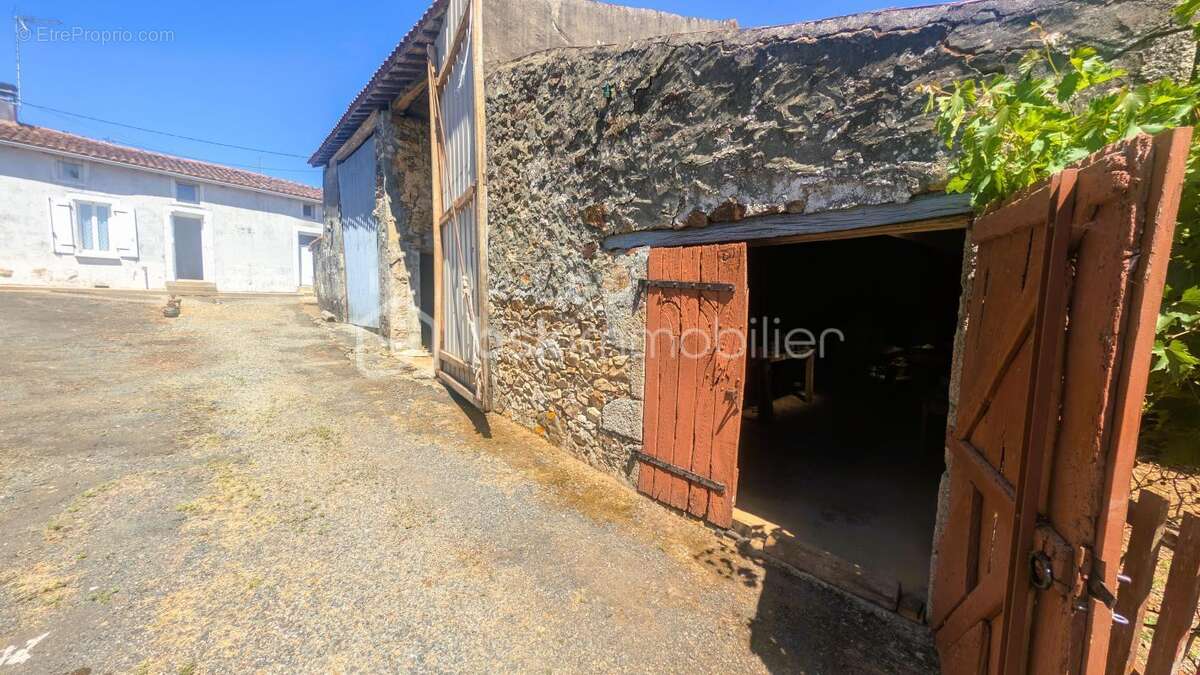 Maison à rénover avec nombreuses dépendances - photo 11