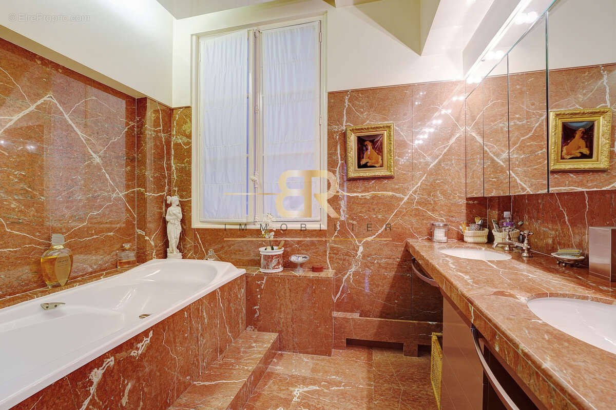 Appartement à PARIS-7E