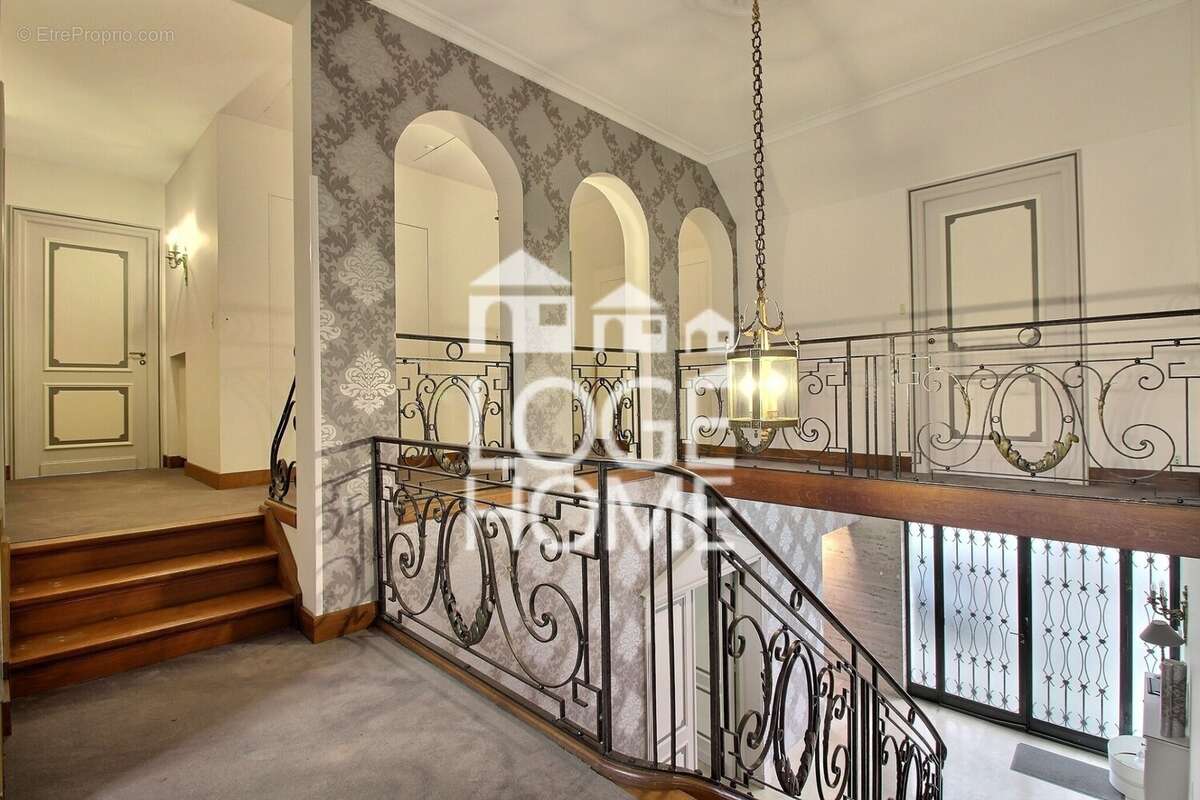 Maison 258 m² à La Bassee  - photo 2