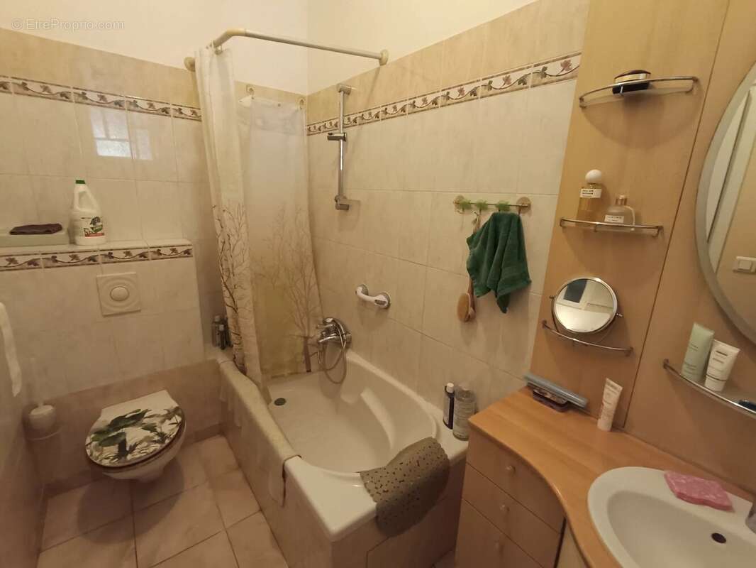 F2 de 56.45m² aux Musiciens + CAVE + GARAGE - photo 4