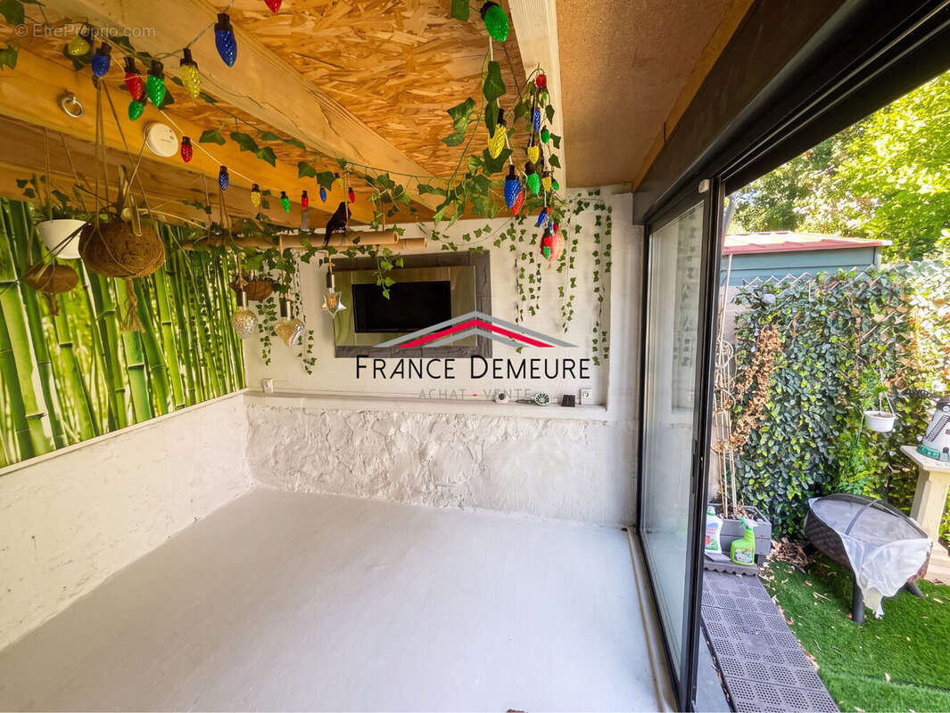 Salle à manger ouverte sur extérieur