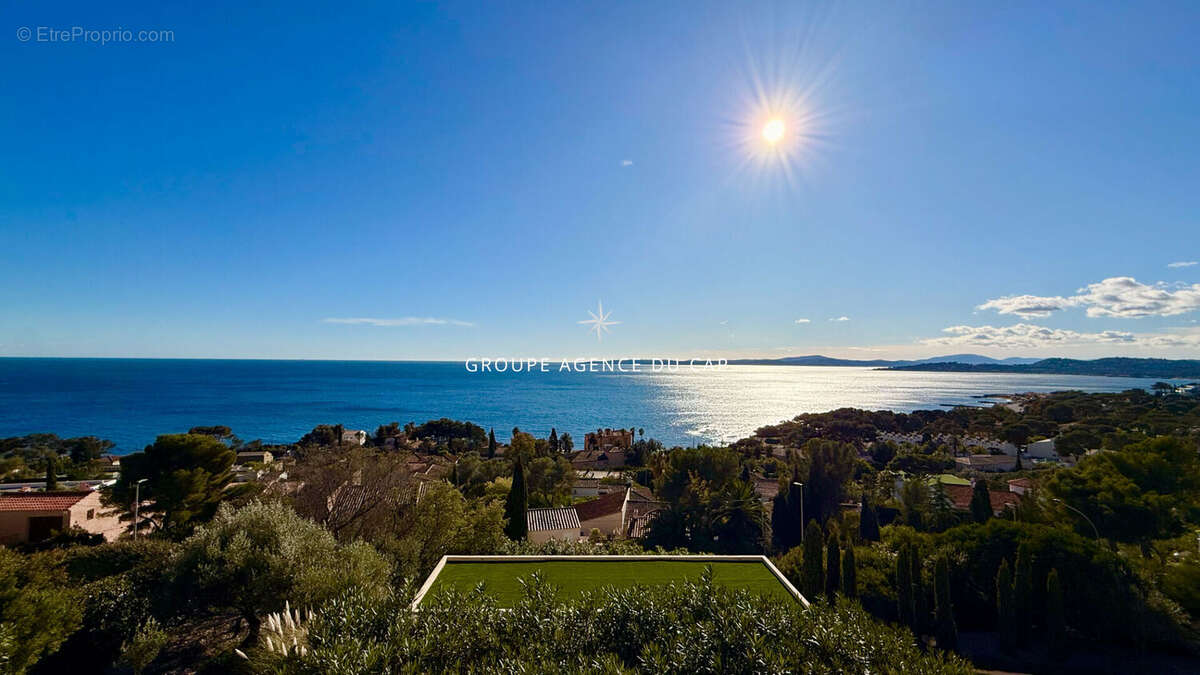 Villa provencale de charme en pierre avec piscine et garage de plus de 100 m² a pied des plages  et commerces, vue mer panoramiq - photo 3