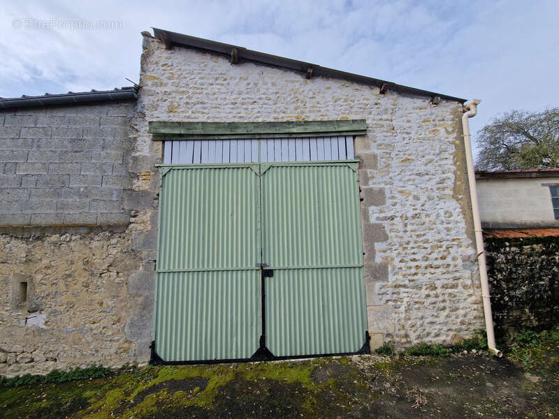 Parking à TONNAY-BOUTONNE