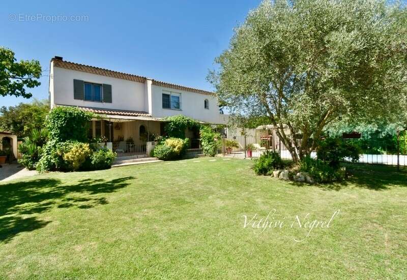 Maison au pied des Alpilles de plus de 200 m2 et 2 dépendances à MOURIES (13) - photo 31