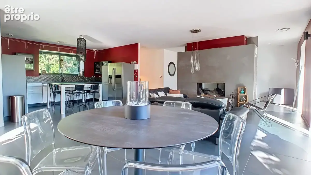 Sur la commune de ROUSSILLON, maison sur deux niveaux, 184m2 habitables environ - photo 4