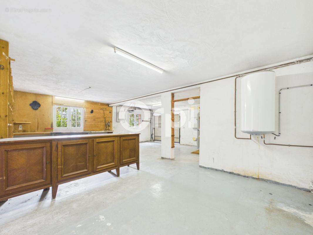 Villa individuelle a rafraichir - habitation + dependance + garage + annexes - vue imprenable - piscine a renover - terrain clos - photo 17