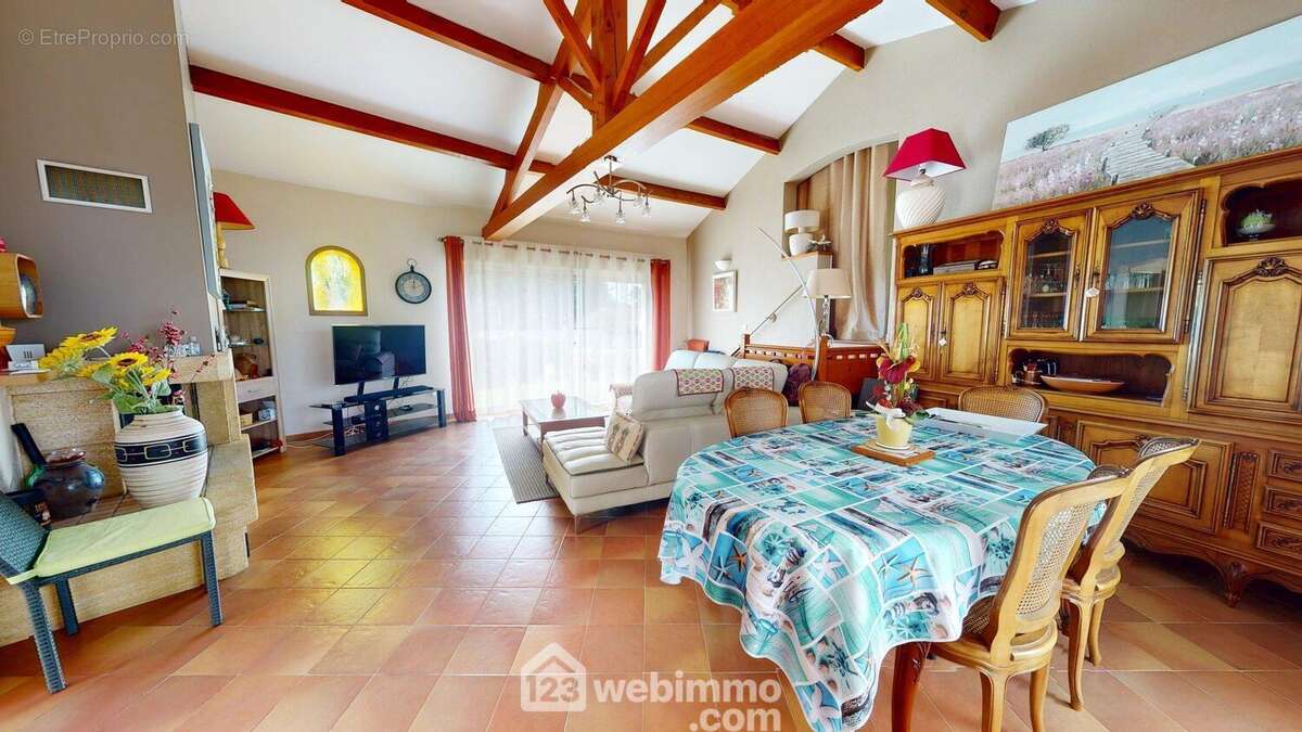 Séjour avec insert et clim réversible - Maison à JARD-SUR-MER