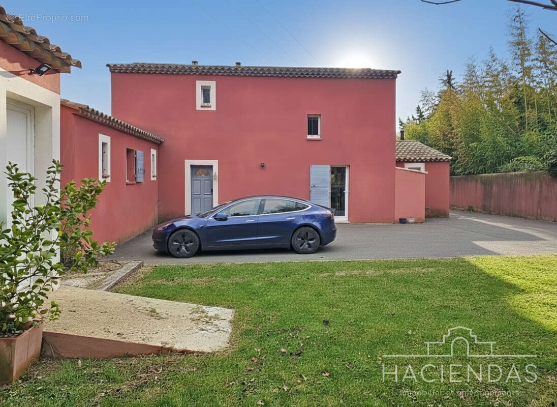 Maison à PELISSANNE