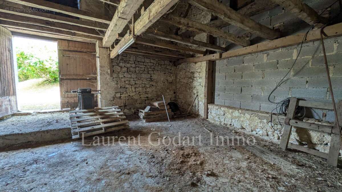Maison en pierres avec dépendances - photo 9