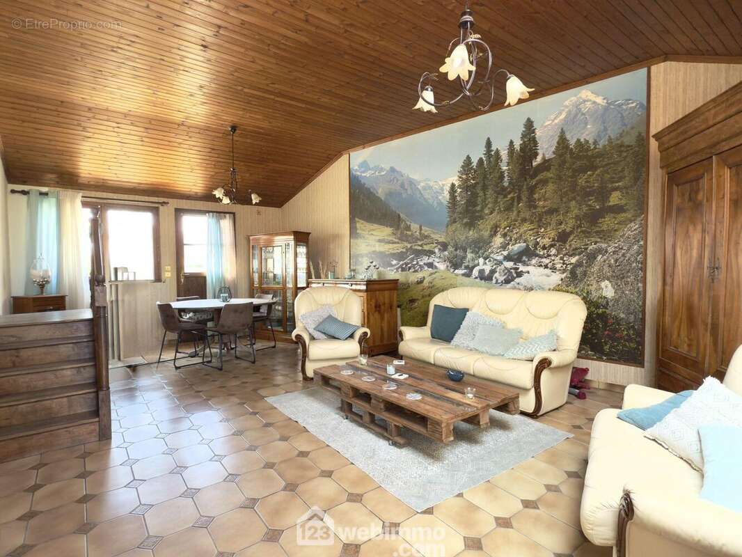 ...ainsi que d&#039;un autre espace de vie de 30m²... - Maison à LONGUE-JUMELLES