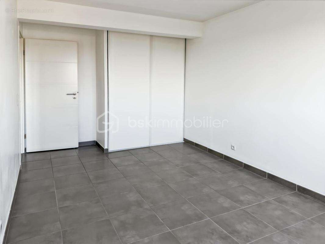 F3 lumineux avec terrasse et place de parking – Le Blanc-Mesnil DPE B - photo 8