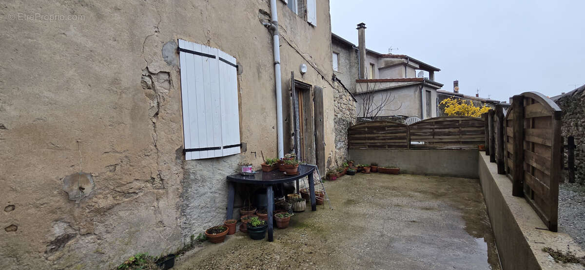 Immeuble de rapport avec cour intérieur et dépendances - photo 15