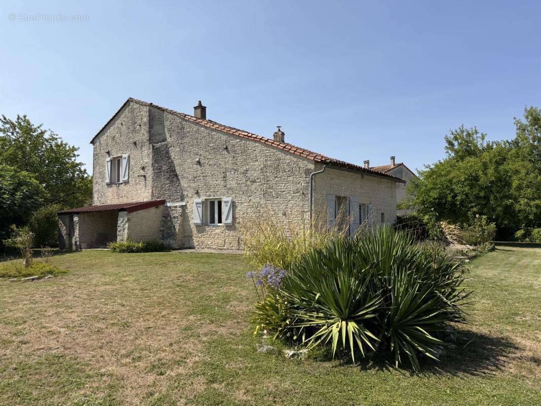 ? Maison charentaise rénovée à Aigre   146 m2   179 000 EUR FA - photo 12