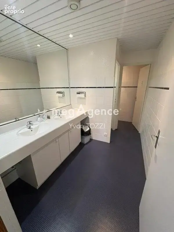 960 m2 de Bureaux avec ascenseur sur 3853 m2 à la Roche sur Yon - photo 6