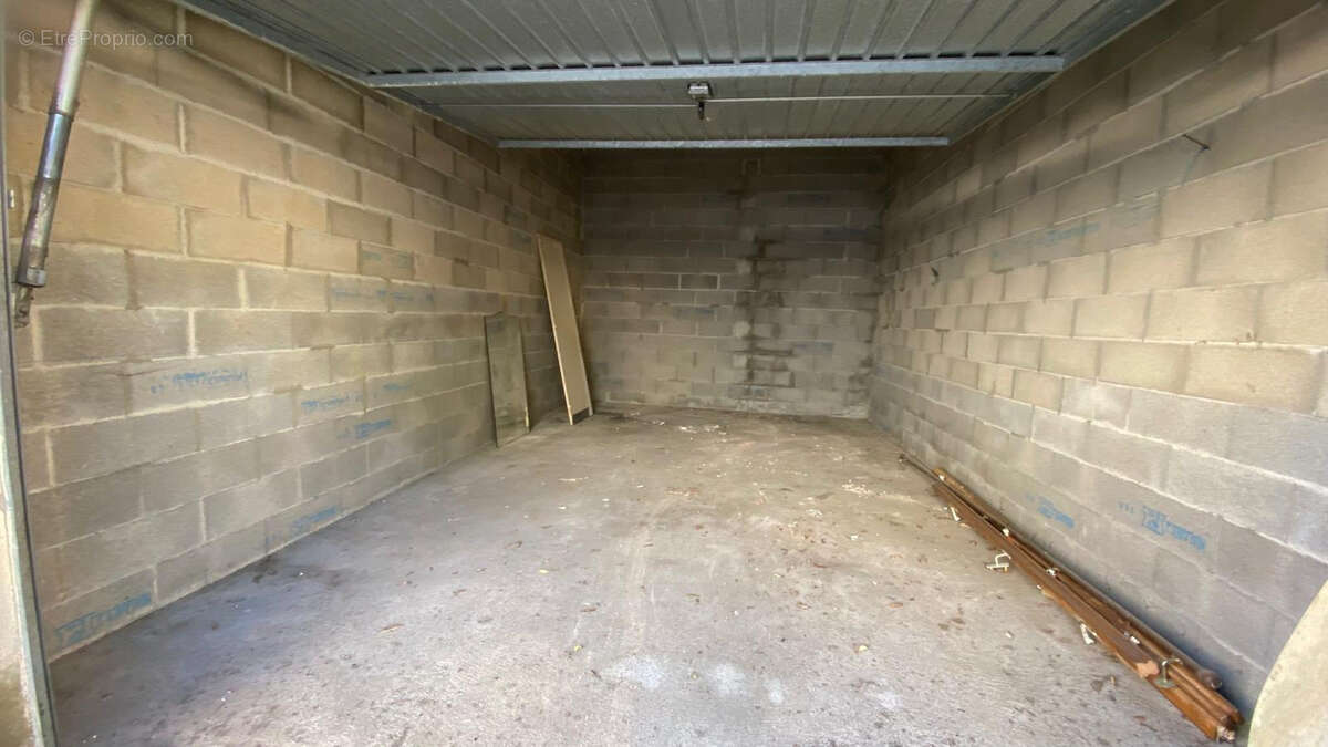 Parking à LEZIGNAN-CORBIERES