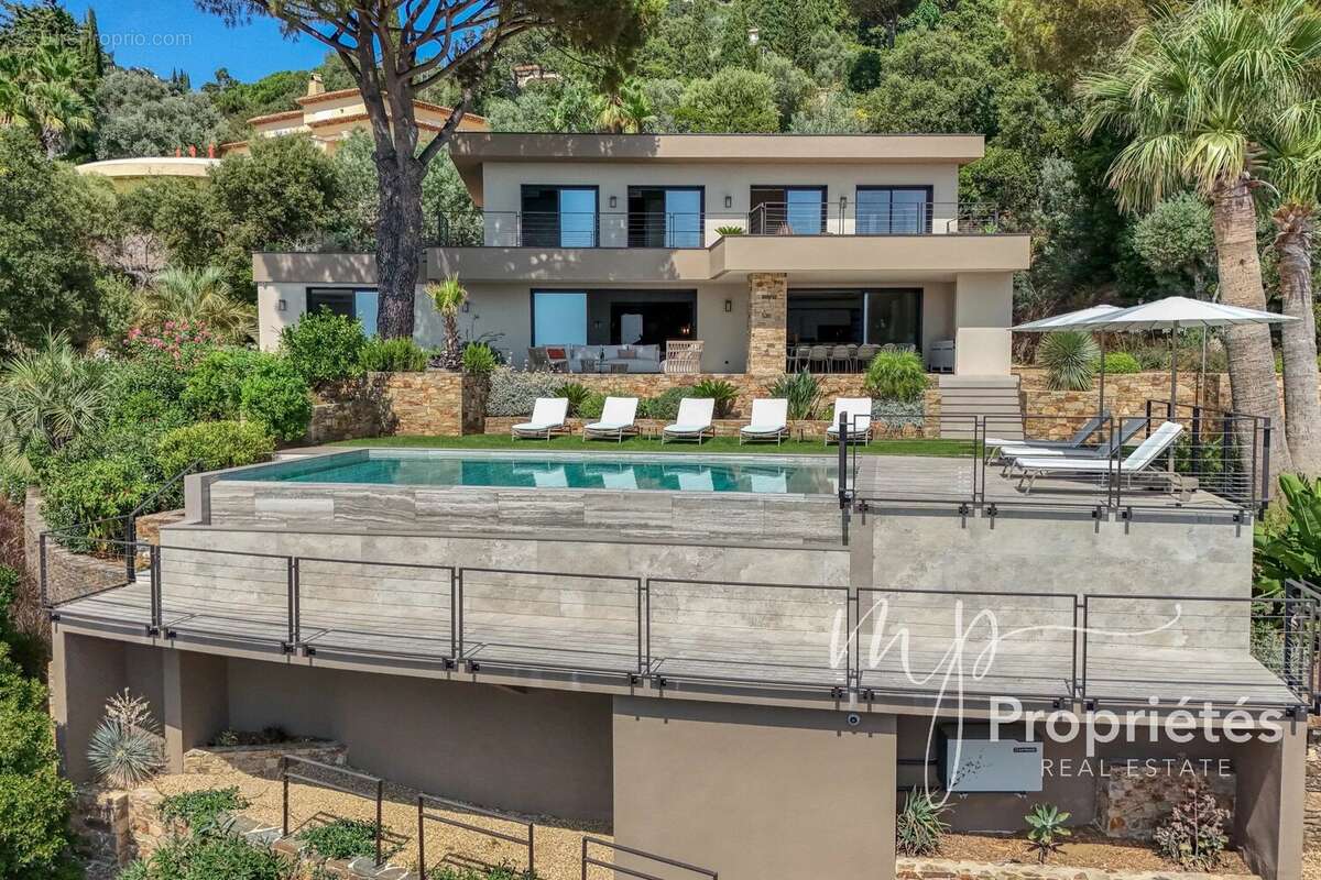 Rayol-Canadel-sur-Mer – Villa contemporaine d’exception vendue entièrement meublée –  six suites raffinées. Vue panoramique sur  - photo 26