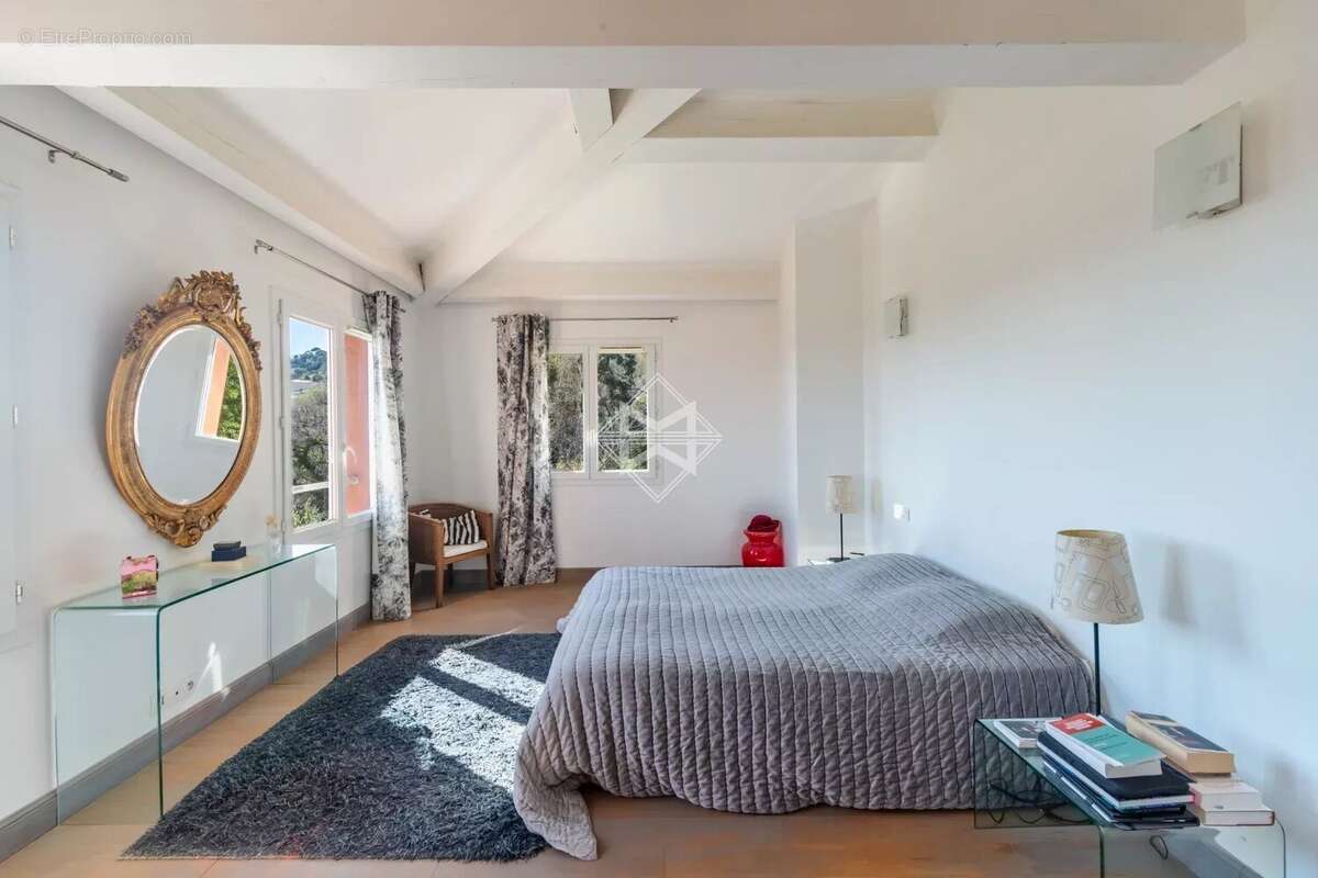 Élégante villa provençale avec vue mer panoramique et terrain constructible - photo 17