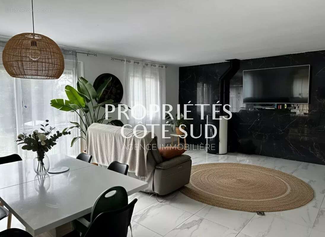 Maison à LAUDUN-L'ARDOISE