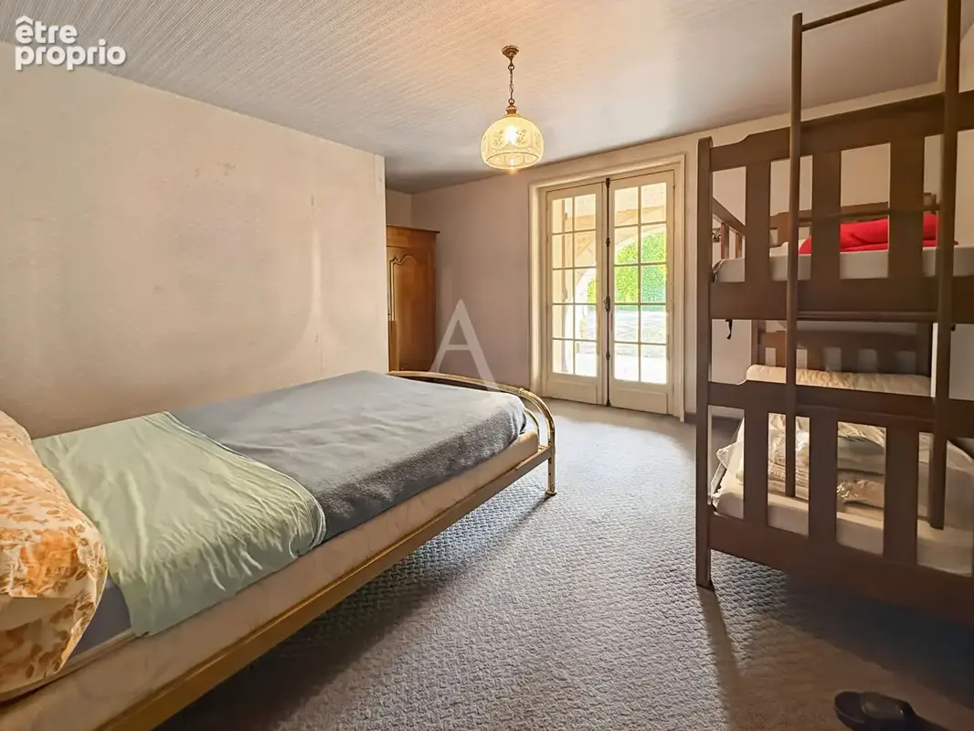 A VENDRE - Maison familiale de caractère de 185 m² avec grand garage, proche des commodités - photo 13