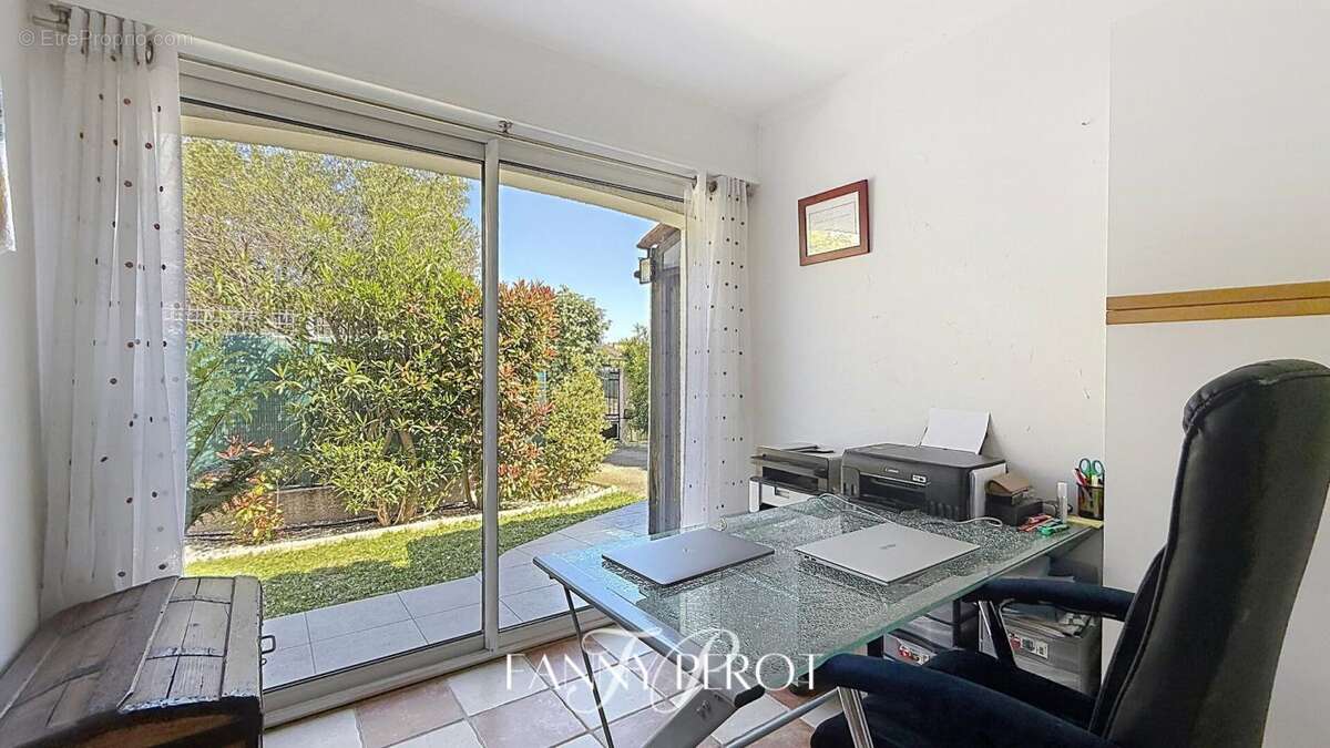 A Saint-Cyprien, maison 4 faces de 120m² sur une parcelle de 838m² avec piscine et garage - photo 13
