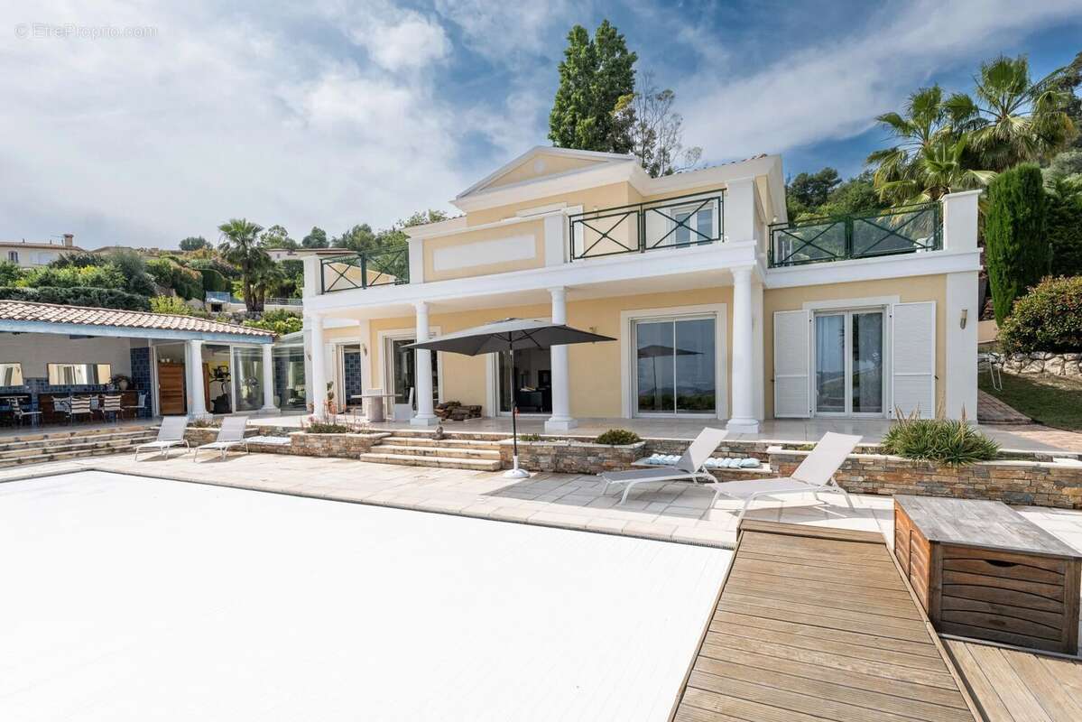 Falicon - Villa 7 pièces avec piscine chauffée, jardin 1350m², garage - photo 4