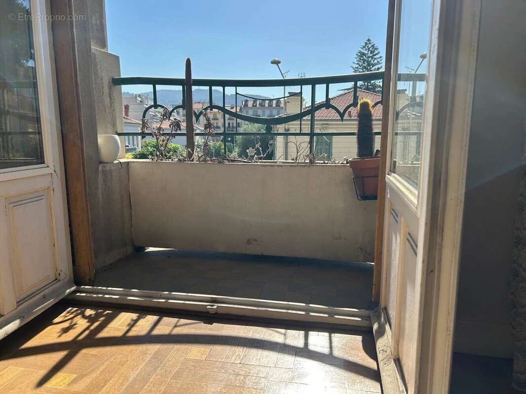 Liberation a 100m de la place - f3 78m² balcons - photo 14