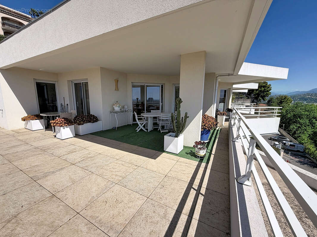 Appartement à SAINT-LAURENT-DU-VAR
