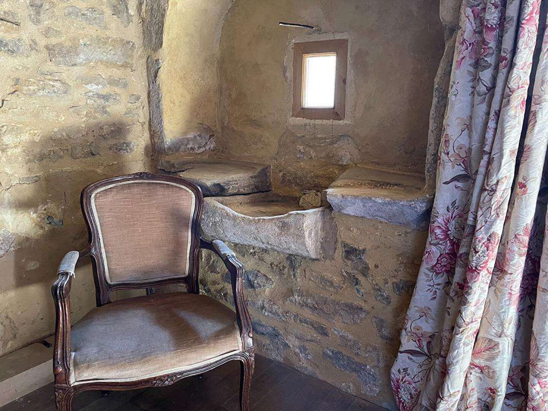 Maison authentique du XVIIIe siècle avec trois grandes granges, belle vue et terrain de 1,4 hectare - photo 7