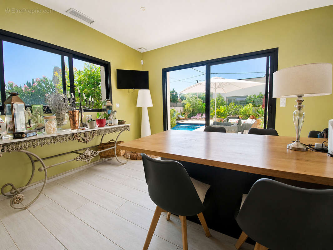 Villa contemporaine 4 faces avec piscine, grand séjour et garage - photo 7