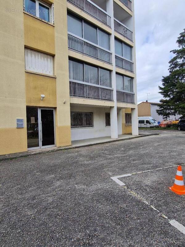   - Commerce à GIVORS