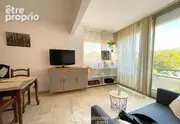 Séjour lumineux avec grande baie vitrée et espace de vie agréablement aménagé. - Appartement à SAINTE-MAXIME