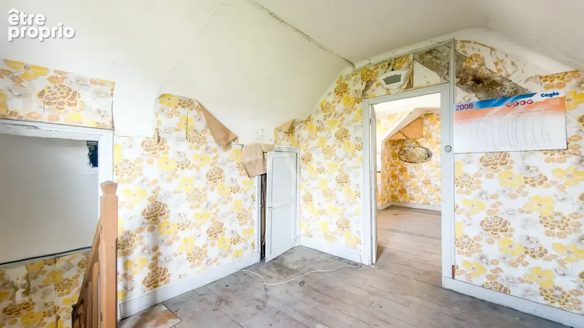 Maison à rénover avec une dépendance aménagée en fond de parcelle. - photo 7