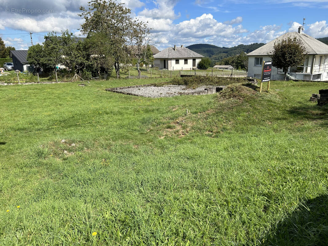 Terrain à SAINT-YRIEIX-LE-DEJALAT