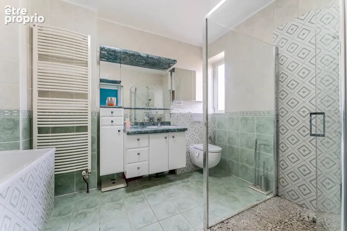 Maison familiale de 109m2 sur terrain plat de 1260m2 avec piscine et dépendance. - photo 11