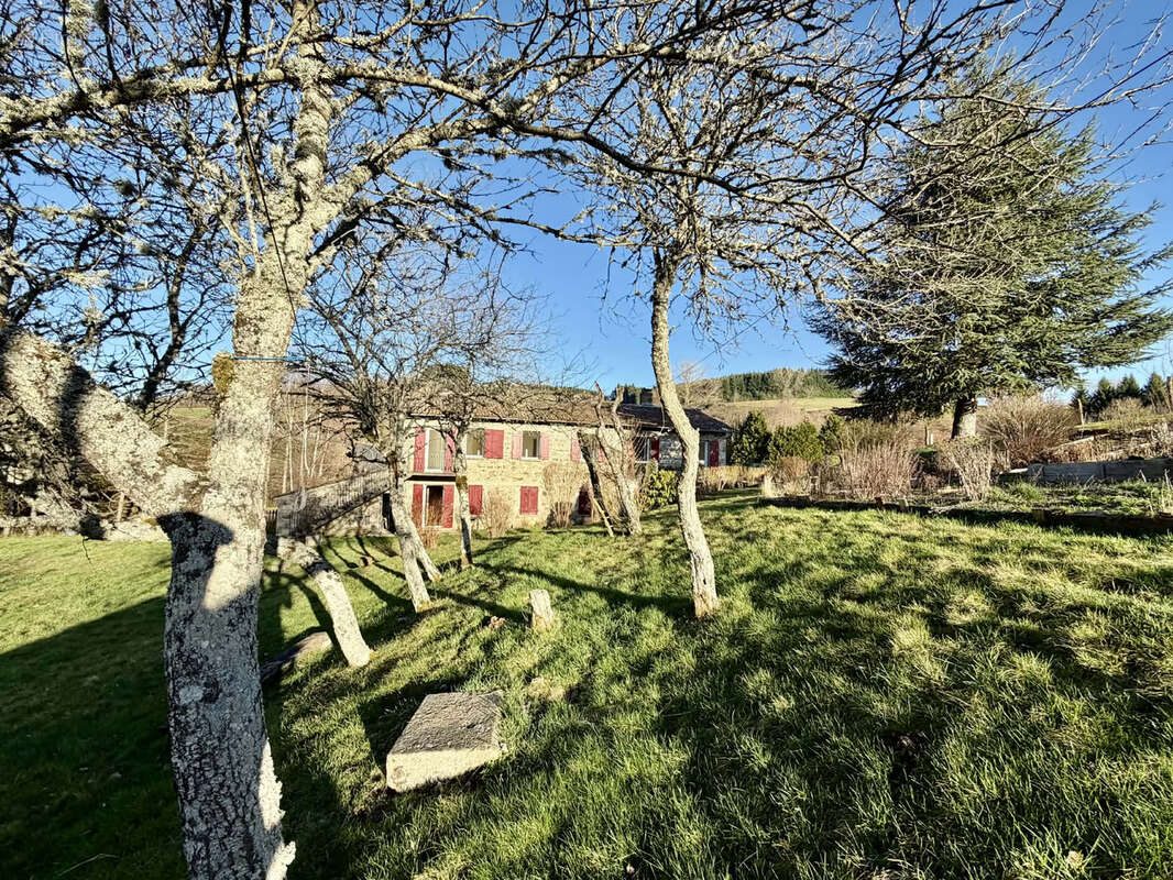 Maison à SAINT-AMANT-ROCHE-SAVINE