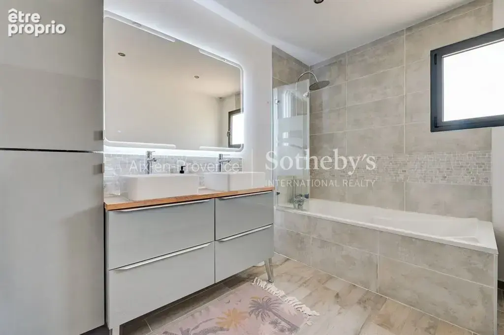 Élégante propriété familiale avec dépendance, piscine et jardin paysager - photo 17