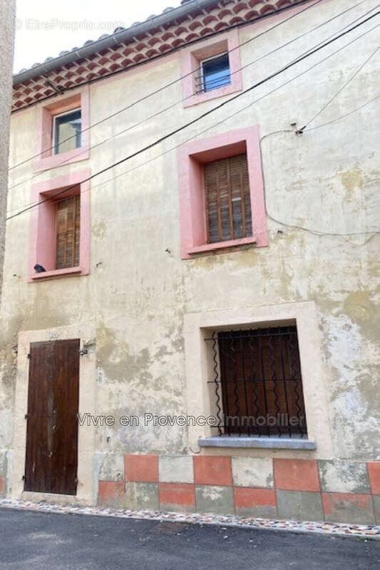 Maison à ENTRAIGUES-SUR-LA-SORGUE