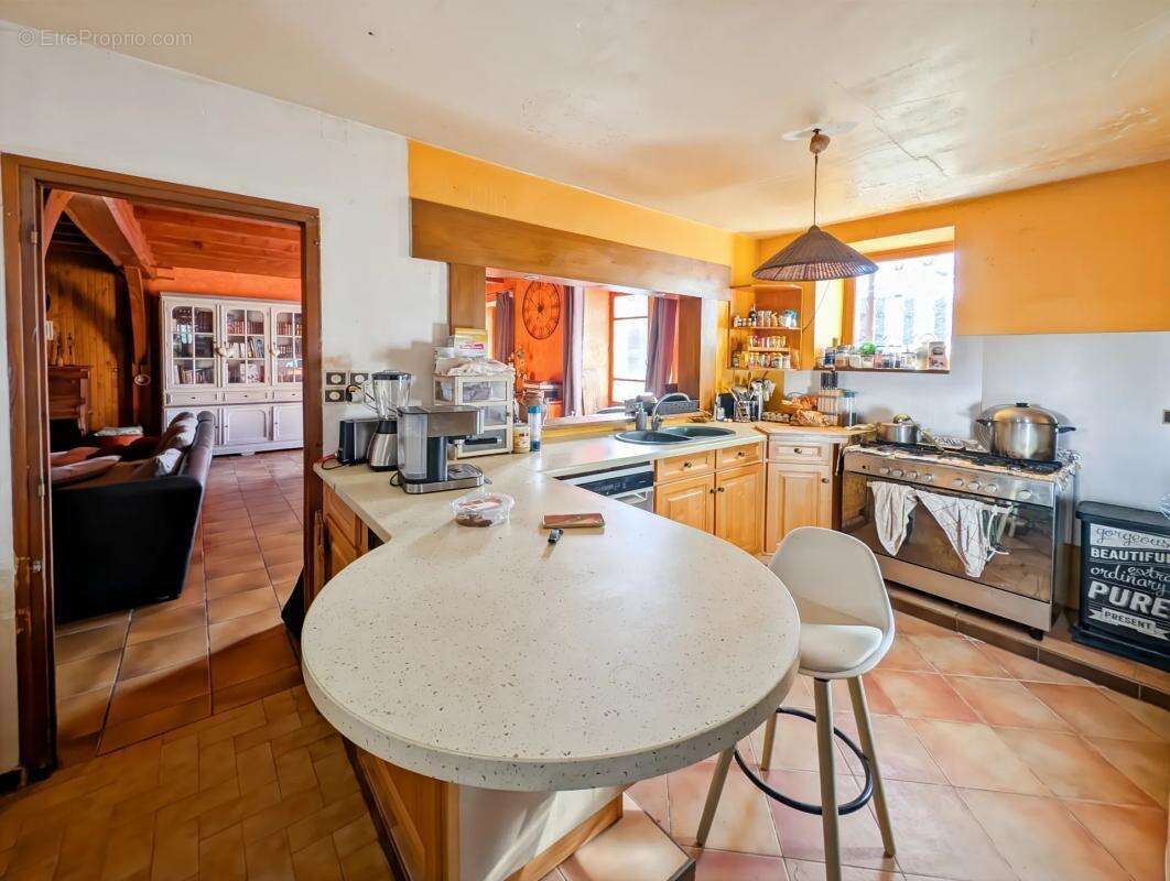 Maison à LES ADJOTS