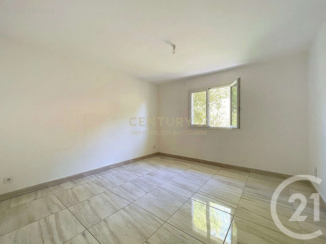 Maison 126 m² à Saint-Clair-De-La-Tour  - photo 4