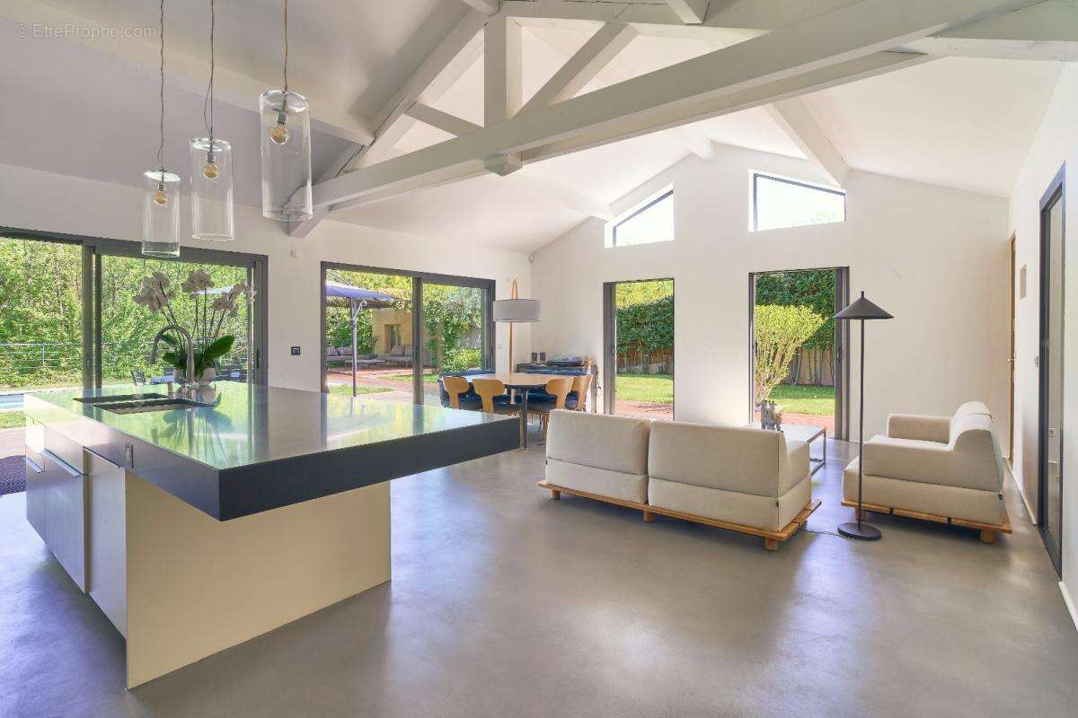 Maison à LE PUY-SAINTE-REPARADE